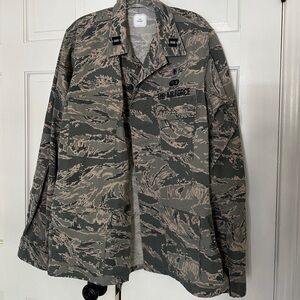 Men’s Xl camouflage military jacket.